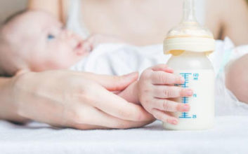 Breastfeeding VS Formula Feeding